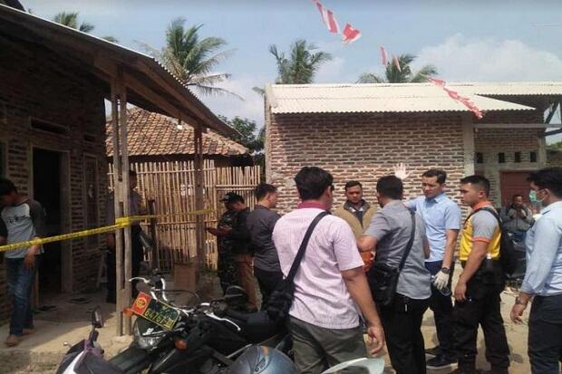 Satu Keluarga Dibantai, Ayah dan Anak Tewas, Ibu Kritis