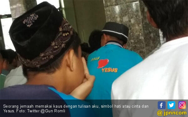 Foto Pria dengan Kaus Aku Cinta Yesus Itu jadi Viral