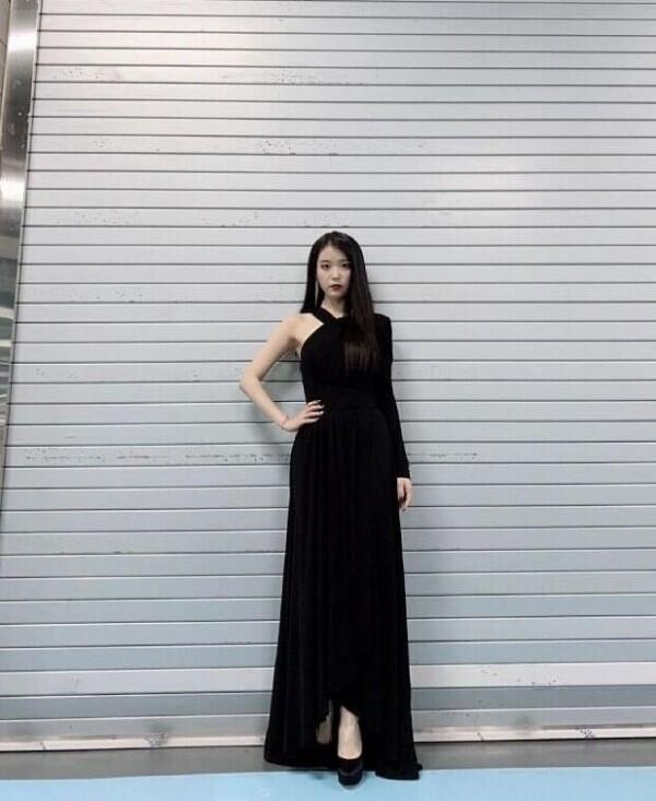 9 Gaya OOTD Mewah nan Elegan ala IU dalam Drama Hotel Del Luna