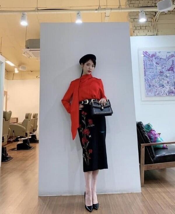 9 Gaya OOTD Mewah nan Elegan ala IU dalam Drama Hotel Del Luna