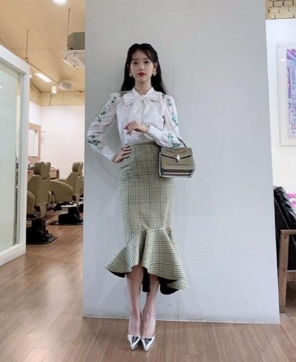 9 Gaya OOTD Mewah nan Elegan ala IU dalam Drama Hotel Del Luna