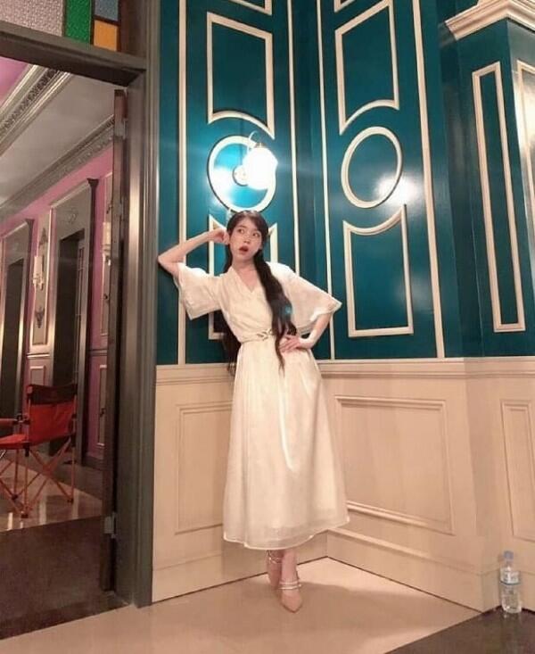 9 Gaya OOTD Mewah nan Elegan ala IU dalam Drama Hotel Del Luna