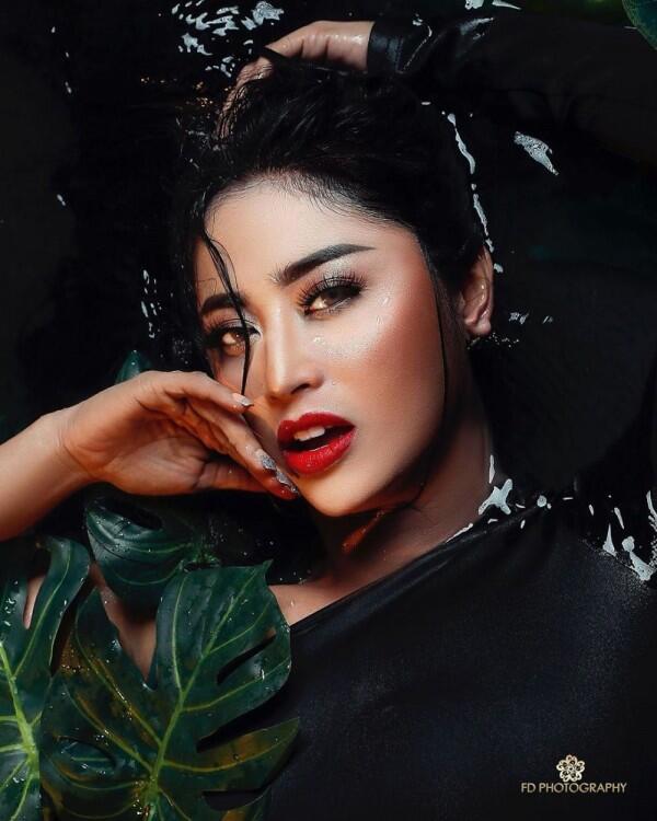 9 Gaya Pemotretan Terbaru Dewi Perssik yang Bikin Terpana, Totalitas!