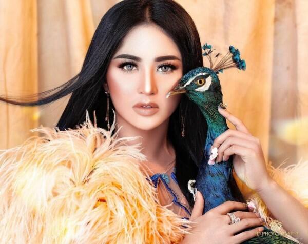9 Gaya Pemotretan Terbaru Dewi Perssik yang Bikin Terpana, Totalitas!