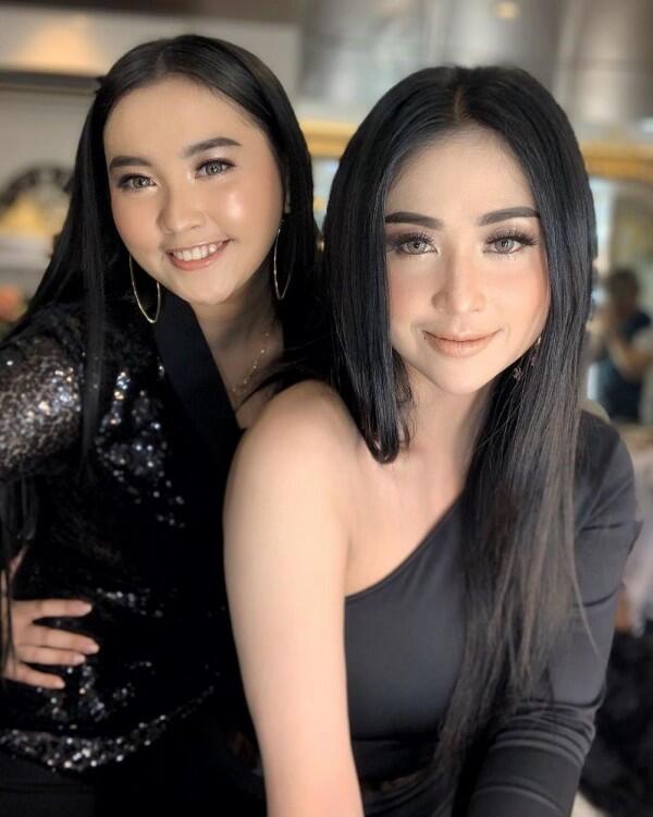 9 Gaya Pemotretan Terbaru Dewi Perssik yang Bikin Terpana, Totalitas!