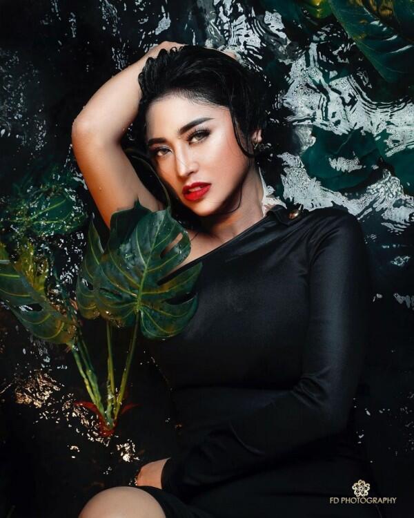 9 Gaya Pemotretan Terbaru Dewi Perssik yang Bikin Terpana, Totalitas!