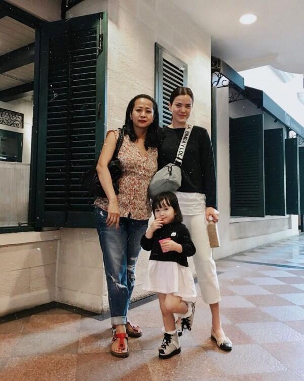 9 Gaya Outfit Senada ala Alice & Alita yang Bisa Jadi Inspirasi!
