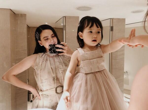 9 Gaya Outfit Senada ala Alice & Alita yang Bisa Jadi Inspirasi!