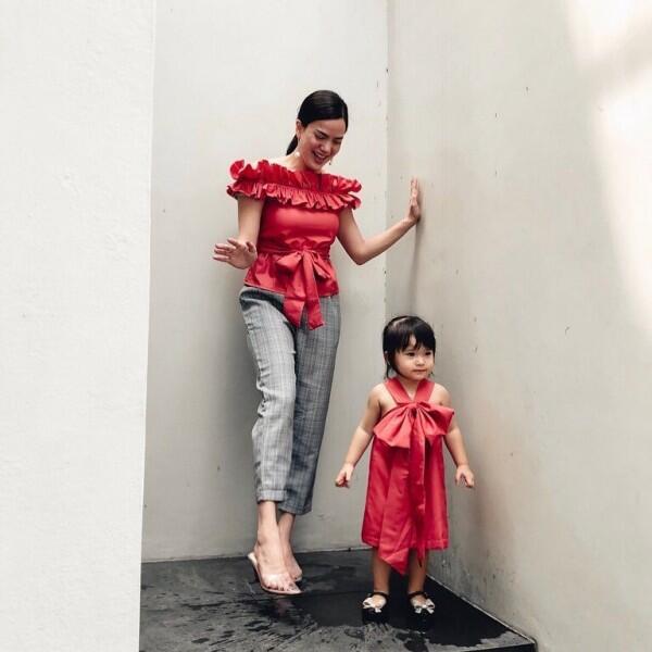 9 Gaya Outfit Senada ala Alice & Alita yang Bisa Jadi Inspirasi!