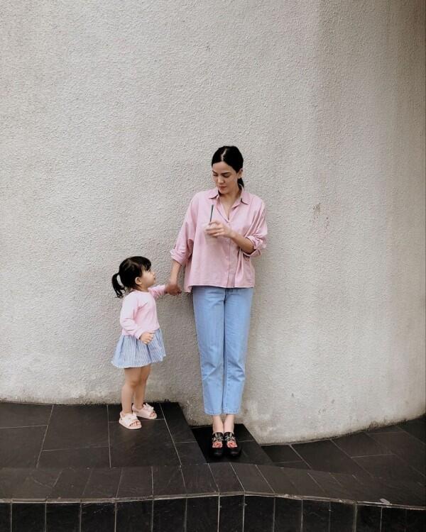 9 Gaya Outfit Senada ala Alice & Alita yang Bisa Jadi Inspirasi!