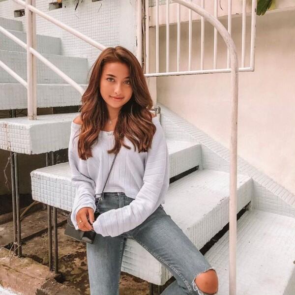Bak Kembang Desa, 10 Potret Gaya Jennifer Coppen yang Makin Memesona