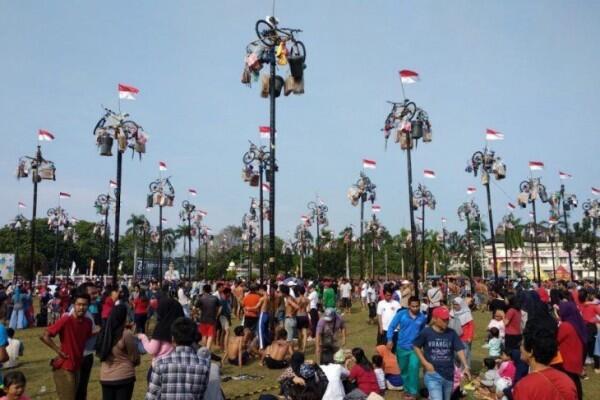 Sejarah Permainan Panjat Pinang, Penuh Filosofi dan Kontroversi