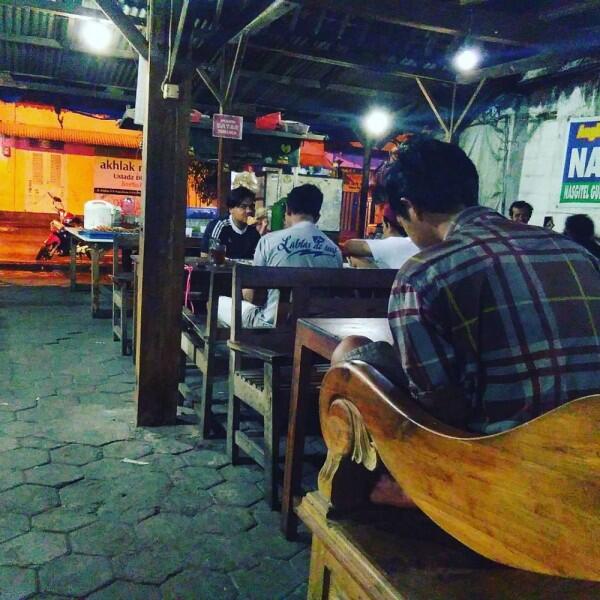 5 Angkringan Legendaris yang Wajib Dikunjungi Saat Berkunjung ke Jogja