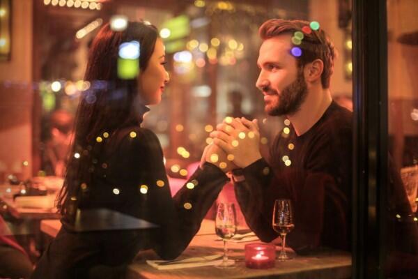6 Tips Menjaga Hubungan Tetap Romantis Meski LDR dan Harus Berjauhan