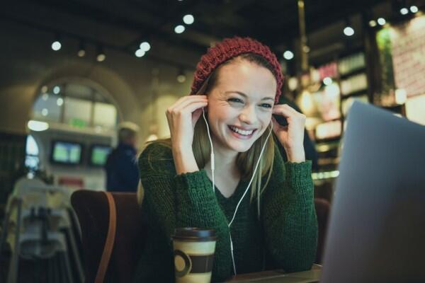 6 Tips Menjaga Hubungan Tetap Romantis Meski LDR dan Harus Berjauhan