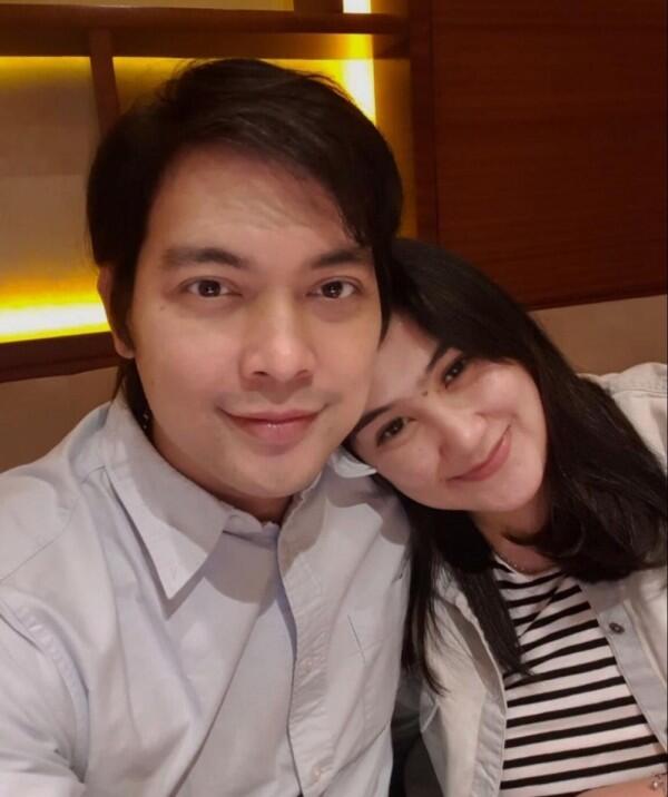 Bak Masih Pacaran, Ini 10 Potret Mesra Donnie eks Ada Band & Istri