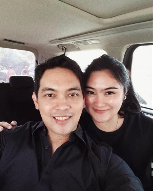 Bak Masih Pacaran, Ini 10 Potret Mesra Donnie eks Ada Band & Istri