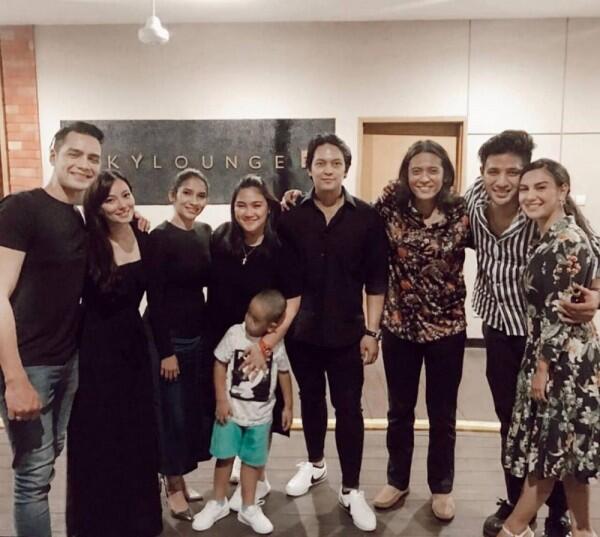 Bak Masih Pacaran, Ini 10 Potret Mesra Donnie eks Ada Band & Istri