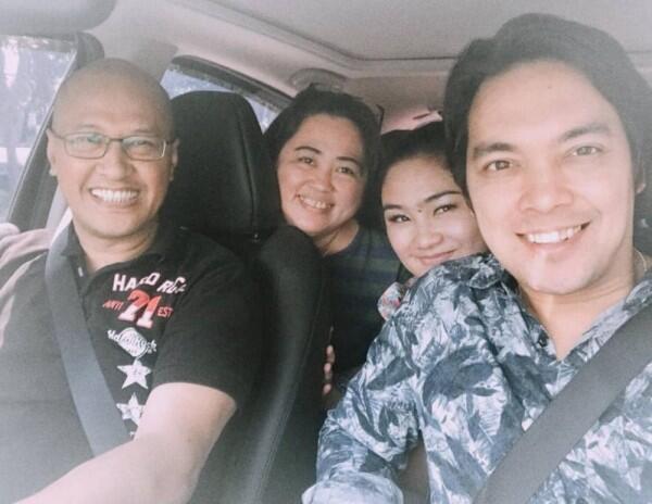 Bak Masih Pacaran, Ini 10 Potret Mesra Donnie eks Ada Band & Istri