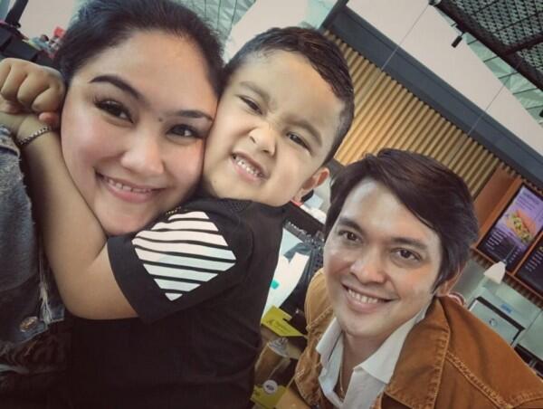 Bak Masih Pacaran, Ini 10 Potret Mesra Donnie eks Ada Band & Istri