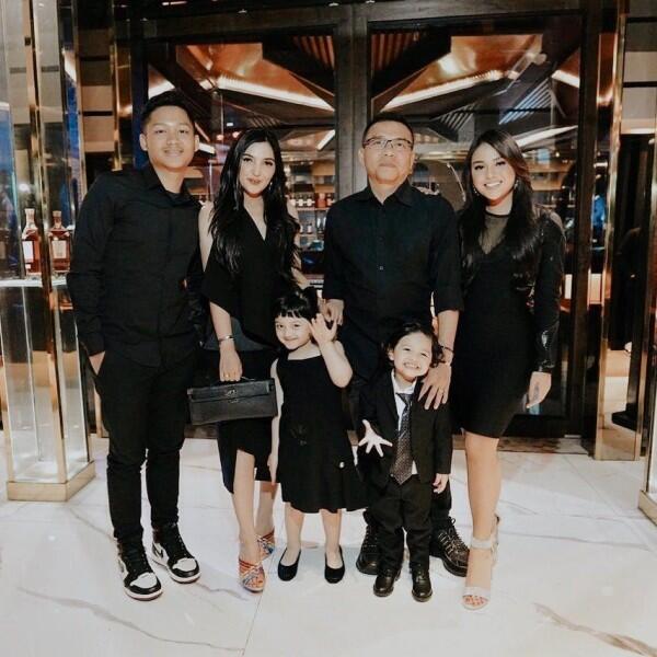 Intip 10 Gaya Fashion Keluarga Anang-Ashanty, Selalu Hits dan Kece!
