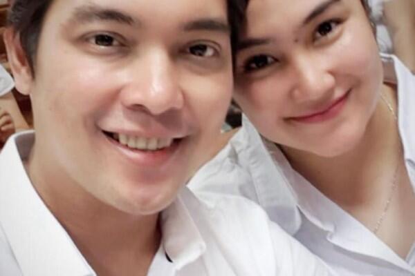 Bak Masih Pacaran, Ini 10 Potret Mesra Donnie eks Ada Band & Istri