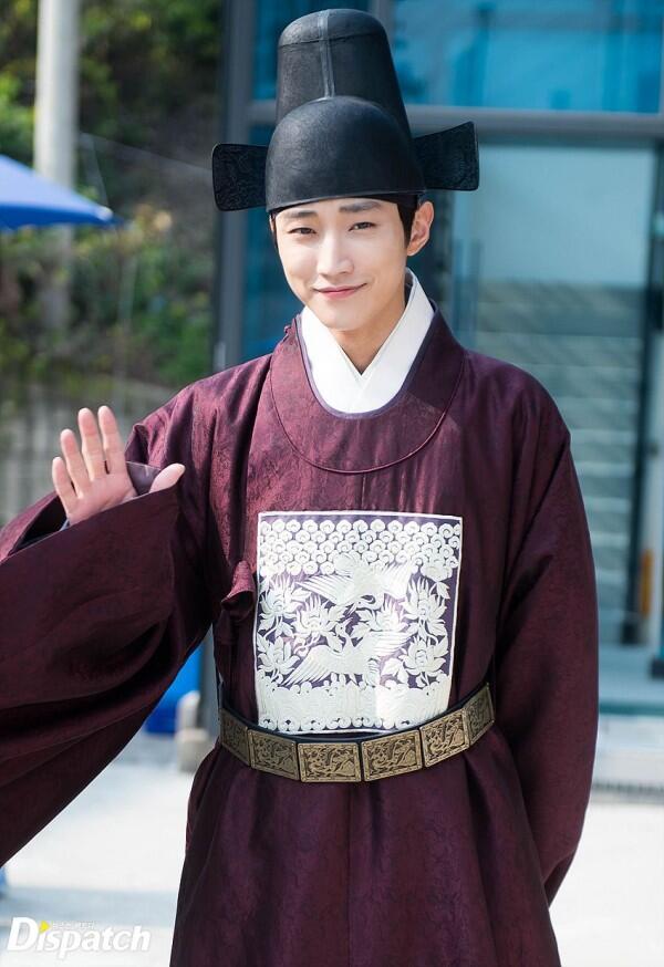 8 Pesona Idol KPop Pria Kenakan Hanbok di KDrama, bak Pangeran!