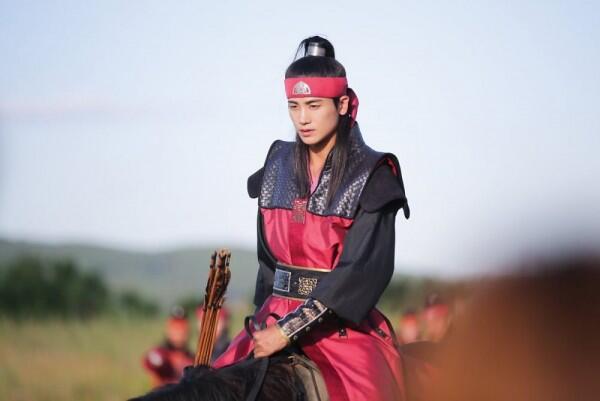 8 Pesona Idol KPop Pria Kenakan Hanbok di KDrama, bak Pangeran!