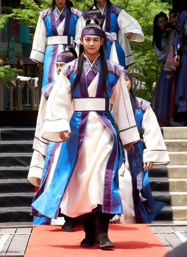 8 Pesona Idol KPop Pria Kenakan Hanbok di KDrama, bak Pangeran!