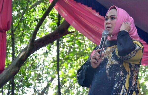 Cellica Nurrachadiana, Bupati Muda Penyuara the Power of Emak-emak