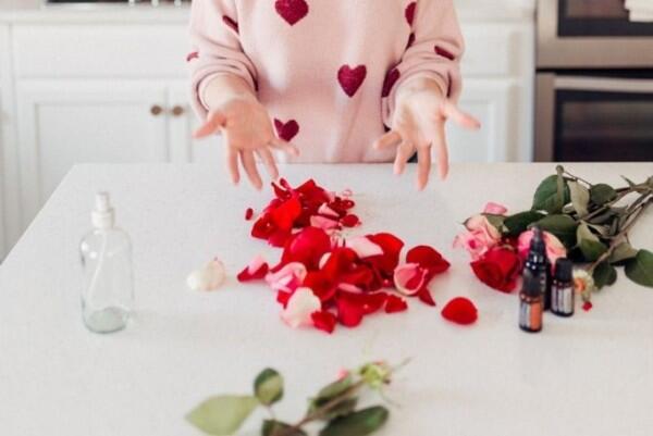 DIY Membuat Air Mawar Sendiri di Rumah, Alami tanpa Bahan Pengawet!