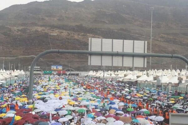 Hujan Deras dan Banjir di Mina, Jemaah Haji Salat Mohon Perlindungan