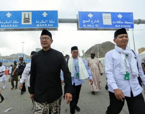 Hujan Deras dan Banjir di Mina, Jemaah Haji Salat Mohon Perlindungan