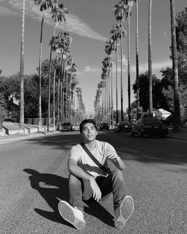 10 Potret Michael Garza yang Mencuri Hati di Film Scary Stories
