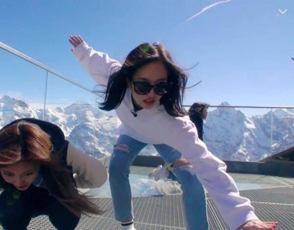 Vakum dari Twice, Ini Dia 13 Penampilan Mina yang Bikin Kangen!