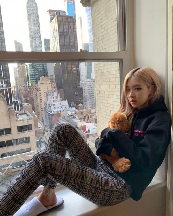 10 OOTD Hangout Kece ala Rose BLACKPINK, Simple & Mudah Ditiru!