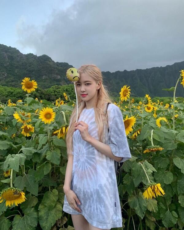 10 OOTD Hangout Kece ala Rose BLACKPINK, Simple & Mudah Ditiru!