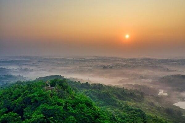 10 Destinasi Wisata Negeri di Atas Awan di Indonesia, Keren Banget