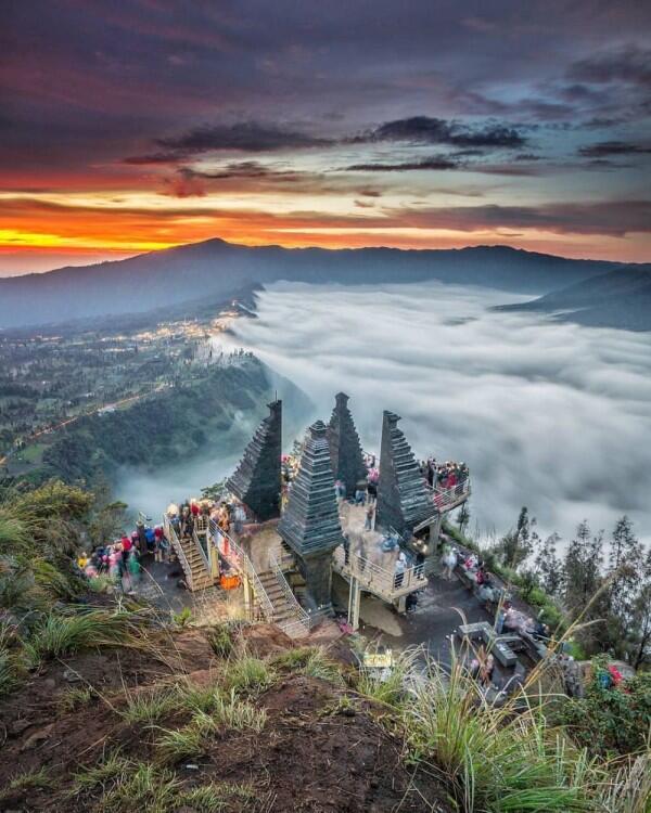 10 Destinasi Wisata Negeri di Atas Awan di Indonesia, Keren Banget