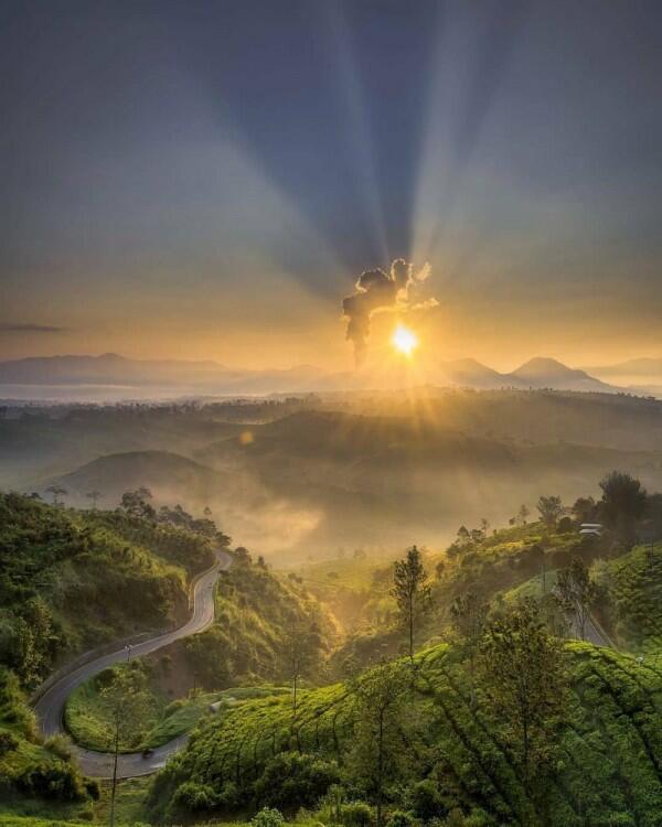 10 Destinasi Wisata Negeri di Atas Awan di Indonesia, Keren Banget