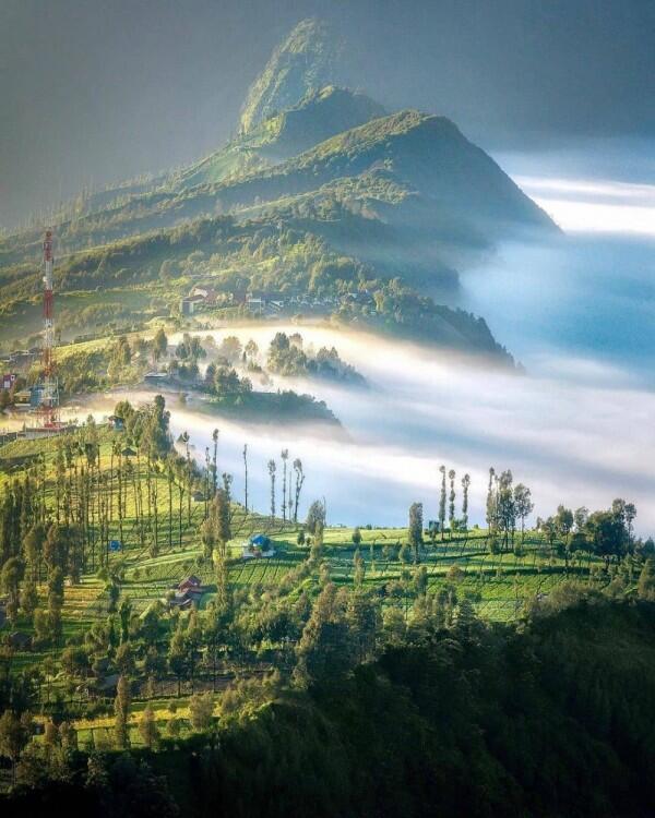 10 Destinasi Wisata Negeri di Atas Awan di Indonesia, Keren Banget