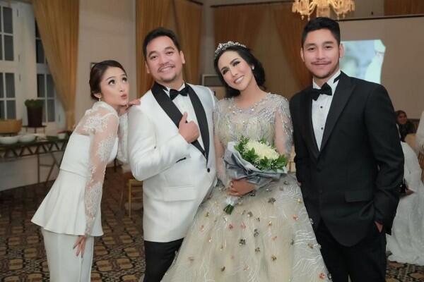 Dihadiri Banyak Artis, 10 Potret Meriah Resepsi Pernikahan Ratu Meta