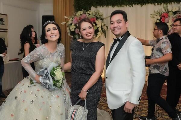 Dihadiri Banyak Artis, 10 Potret Meriah Resepsi Pernikahan Ratu Meta