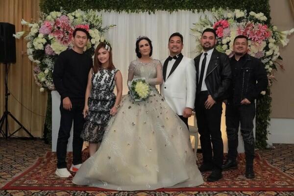 Dihadiri Banyak Artis, 10 Potret Meriah Resepsi Pernikahan Ratu Meta