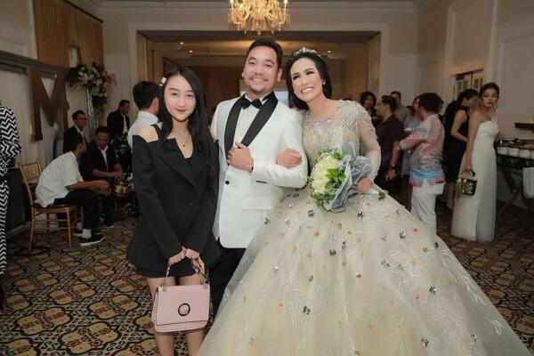 Dihadiri Banyak Artis, 10 Potret Meriah Resepsi Pernikahan Ratu Meta