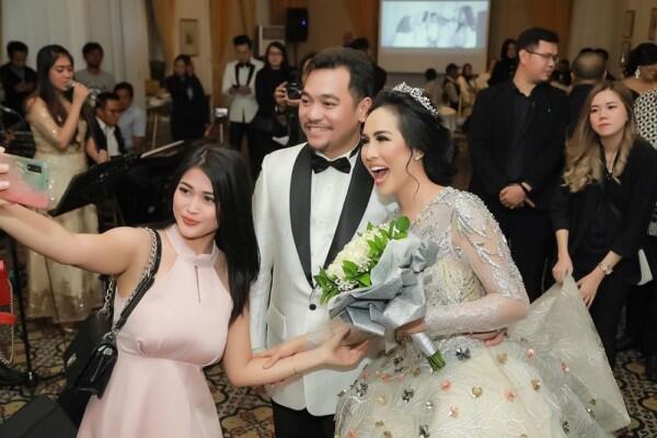Dihadiri Banyak Artis, 10 Potret Meriah Resepsi Pernikahan Ratu Meta