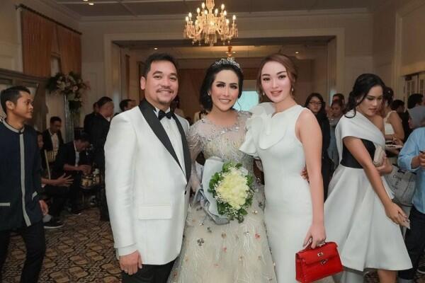 Dihadiri Banyak Artis, 10 Potret Meriah Resepsi Pernikahan Ratu Meta