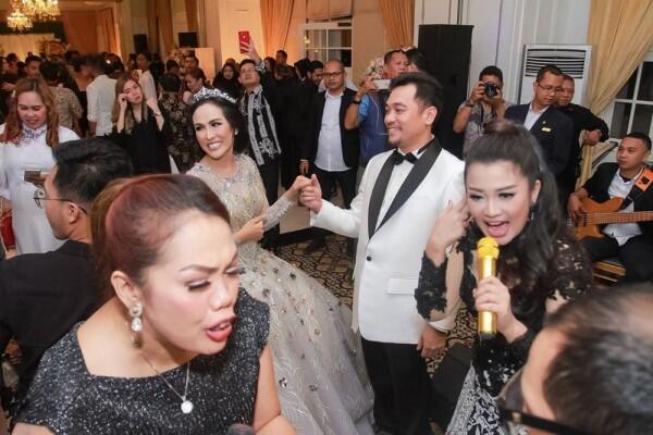 Dihadiri Banyak Artis, 10 Potret Meriah Resepsi Pernikahan Ratu Meta