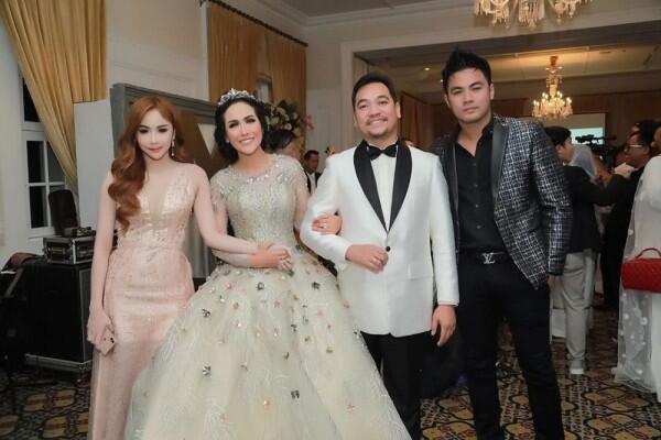 Dihadiri Banyak Artis, 10 Potret Meriah Resepsi Pernikahan Ratu Meta