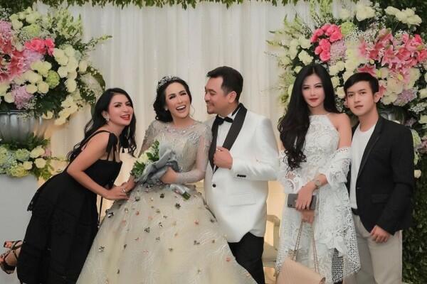 Dihadiri Banyak Artis, 10 Potret Meriah Resepsi Pernikahan Ratu Meta